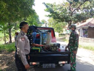 Cegah Covid 19, Polsek/Koramil Tukdana, Giat Melakukan Penyemprotan Disinfektan 