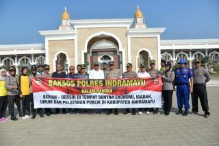 Kapolres Indramayu Pimpin Kegiatan Bersih-Bersih Lingkungan Masjid Islamic Center