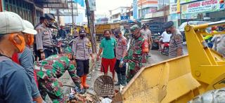 Gabungan TNI Polri dan Instansi Laksanakan Kerja Bakti Pembersihan Sampah