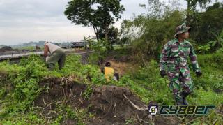 Babinsa Prambanan Bersama Warga dan Polri Bersihkan Sungai serta Jembatan Matangan