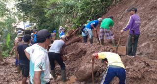 Jalan Menuju Kawasan Wisata Cidayeuh Tertutup Longsor