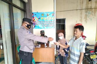 Bhabinkamtibmas Polsek Pameungpeuk Polresta Bandung Bagikan Masker di Posko PPKM Desa Bojongkunci