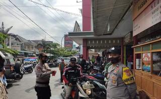 Polres Majalengka Polda Jabar Bersama Muspika Gelar Ops Yustisi dan Sosialisasikan PPKM di Pasar Cikijing
