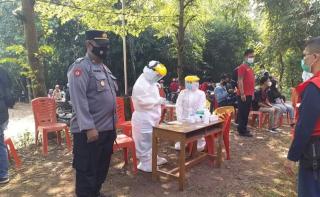 Kapolsek Sukahaji Pantau Pemeriksaan Rapid Test Antigen Bagi Pengunjung Obyek Wisata