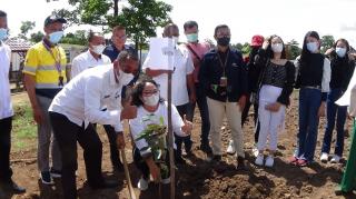 Rangkaian World Water Day 2021, PT Coca Cola Amatil Lampung Tanam Pohon dan Membuat Biopori