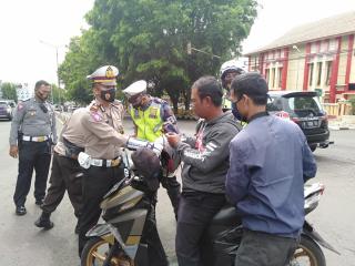 Cara Simpatik Operasi Zebra Lodaya 2020 Polres Kuningan Polda Jabar Dengan Bagikan Sembako dan Masker