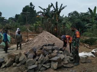 Sertu Diantoro, Selalu Pantau Pembangunan Di Desa Binaanya