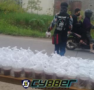KSM GMBI Soreang Distrik Kabupaten Badung Bagi-Bagi Takjil di Jalan Seputar Polresta Bandung