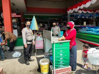 Pantau Penerapan 3M Bhabinkamtibmas Imbau Pengunjung Toserba Patuhi Protokol Kesehatan