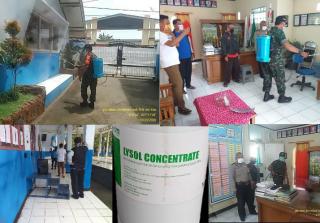 Penyemprotan Disinfectant di SMPN 1 Rengasdengklok Oleh Babinsa Rengasdengklok, Mendapat Apresiasi Warga 