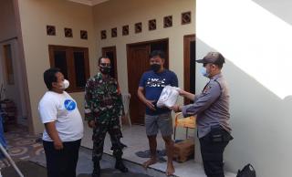 Bersama Babinsa, Bhabinkamtibmas Polsek Leuwimunding Serahkan Bantuan pada Warga yang Isoman