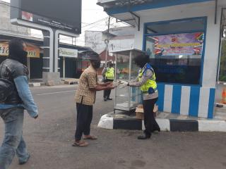 Personel Polres Subang Kumpulkan Uang Untuk Sedekah Makanan dan Minuman Gratis Bagi Warga