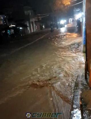 Akibat Hujan Deras Sejak  Sore Tadi Hingga Malam Ini Belum Surut, Ruas Jalan Sasak Dua Tergenang Air Luapan Sungai Cibanjaran