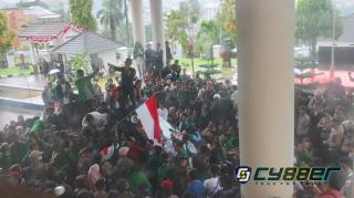 Mahasiswa UIN Ambon Geruduk DPRD, Desak Reformasi Hukum hingga Evaluasi Pemprov Maluku