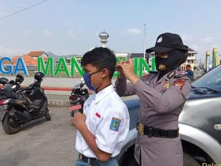 Sosialisasikan 3M Polsek Talaga Bersama Muspika Bagikan Masker