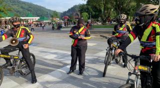 Gunakan Sepeda, Personel Polres Sumedang Himbau Prokes
