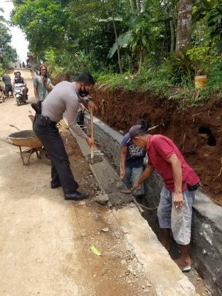 Bhabinkamtibmas Polsek Rajadesa Melaksanakan Kegiatan Monitoring Pembangunan Drainase Jalan Desa