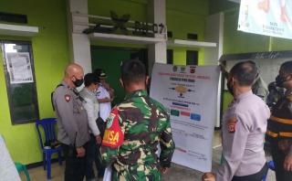 Personel Polrestabes Bandung Polda Jabar  Cek Posko Terpadu PPKM Mikro Tingkat RW