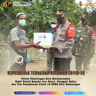 Polres Pekalongan Kota Hadir, Bagikan Paket Sembako kepada Juru Kunci dan Penggali Kubur Jenazah Covid -19.