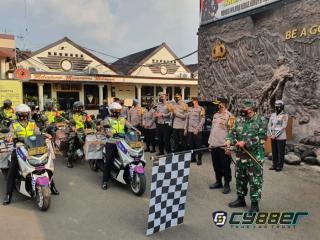 Kapolres Cimahi Bersama Dandim Lepas Pendistribusian Bansos PPKM Darurat 