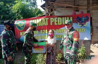 Peduli Sesama di Jumat Berkah, Koramil Wonosobo Bagikan Pada Warga Kurang Mampu