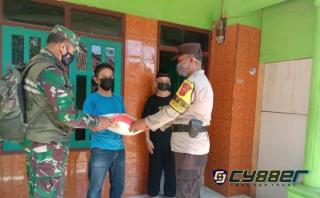 Peduli Warga yang Isoman, Polisi Bersama Babinsa Bagikan Sembako 