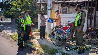 Dari PKL Hinga Tukang Becak Jadi Sasaran Pemberian Sembako oleh Polisi