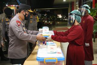 Kapolri Cek Pasien Covid-19 Terlayani dengan Baik di RS Polri dan Berikan Bansos ke Nakes