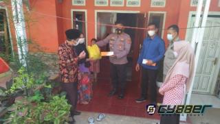 Polisi di Majalengka Kembali Bagikan Sembako Kepada Warga Terdampak Covid-19