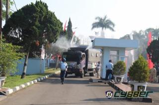 Tekan Penyebaran Covid-19, Lanud Sulaiman Semprot Disinfektan di Komplek Perumahan dan Perkantoran