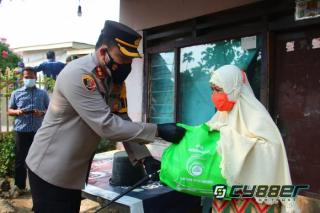 Kapolres Blusukan Berikan Bansos PPKM Darurat dan Vaksin Keliling di Kampung Teluk Mungkal