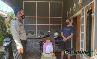 Polisi di Majalengka Beri Bantuan Paket Sembako Kepada Warga Isoman 