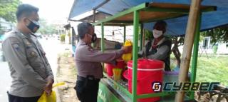 Gelar Razia PPKM Darurat, Polisi Bagikan Paket Sembako Gratis