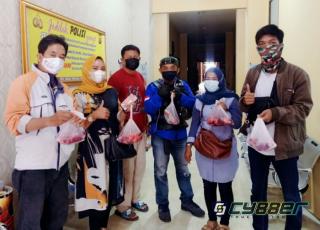 Polda Banten Berbagi Daging Kurban Kepada Wartawan dan Warga Sekitar
