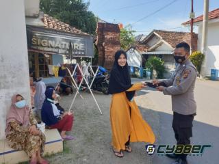 Sembari Himbau Prokes di Masa PPKM Level 4, Polisi Bagikan Masker