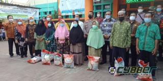 Launching Pembagian Beras Pada PPKM di Kelurahan Ketileng 