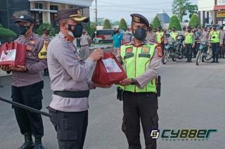 PPKM Darurat Level IV, Polres Sumedang Salurkan 250 Paket Sembako dan 1040 Karung Beras