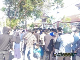 Ratusan Massa Aksi Mabes NGO Bersama Masyarakat di Kantor Bupati Pamekasan