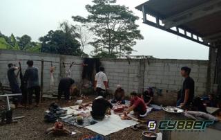 Rumah Belajar TAZAKKA Bagikan Daging Qurban Secara Dor To Dor