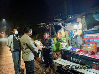 Patroli PPKM Darurat Level 4, Polisi di Sukabumi Bagikan Sembako ke Pedagang
