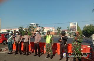 Sat Brimob Polda Jabar Amankan Penyekatan Jalur di Berbagai Titik di Kota Cirebon 