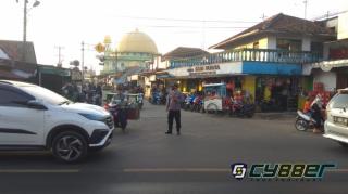 Personil Polsek Baros Atur Lalulintas di Jalan Raya Serang Pandeglang