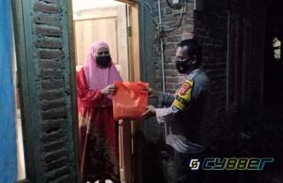 Polisi Patroli Malam Hingga Dini Hari Bagikan Sembako Kepada Warga dan Pedagang