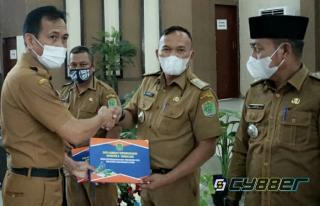 Wabup Labuhanbatu Utara Serahkan Dokumen Kependudukan di 8 Dokumen Kependudukan