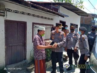Kapolesk Medan Area Bagikan Bansos Kepada Warga Dampak PPKM