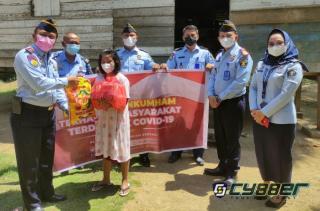 Pemberian Bansos Oleh Petugas Rutan dan Rupbasan Rengat