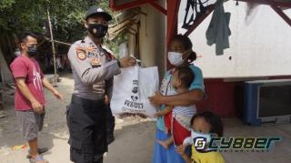 Kasat Binmas Polres Cilegon Beri Bansos dan Masker