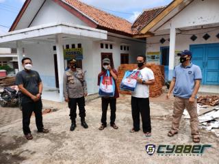 Polsek Cidaun Salurkan Bansos Pada Warga Terdampak Covid 19