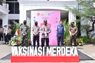 Kapolri Luncurkan Gerakan Vaksinasi Merdeka untuk Capai Target di Hari Kemerdekaan 
