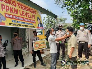 Polsek Keluang Pantau Posko Terpadu PPKM di Pasar Tradisional Keluang